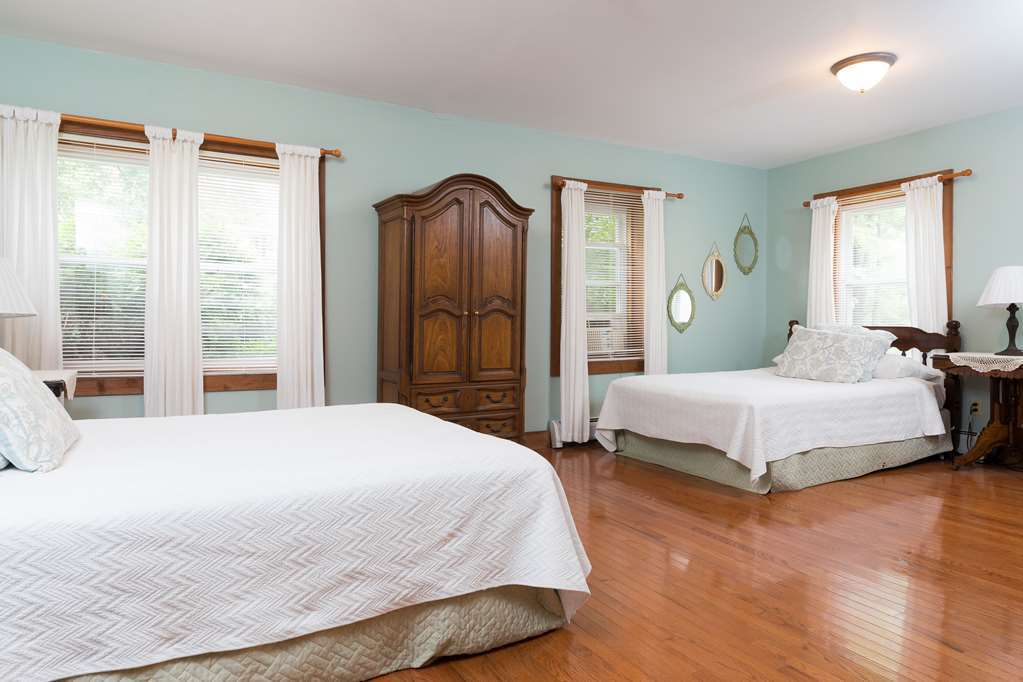 Seven Hills Inn Lenox Room photo