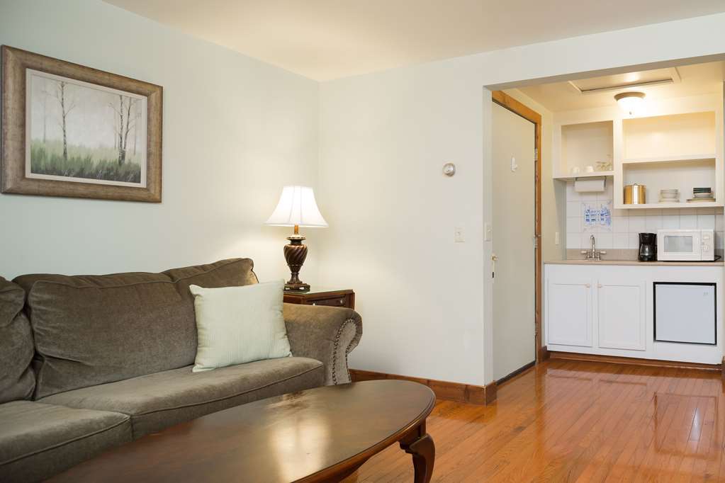 Seven Hills Inn Lenox Room photo