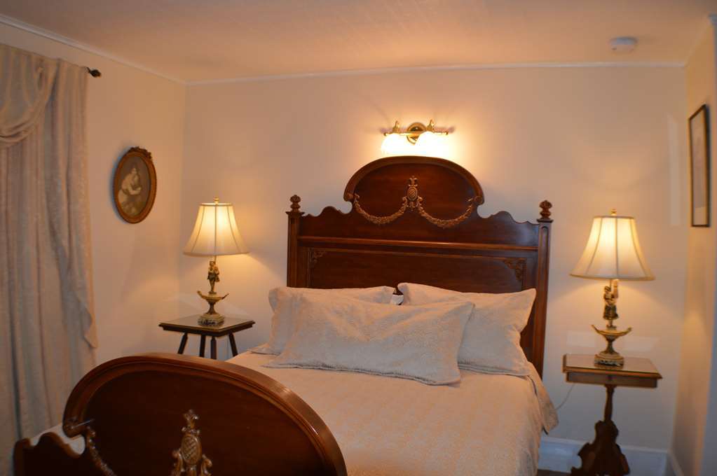 Seven Hills Inn Lenox Room photo